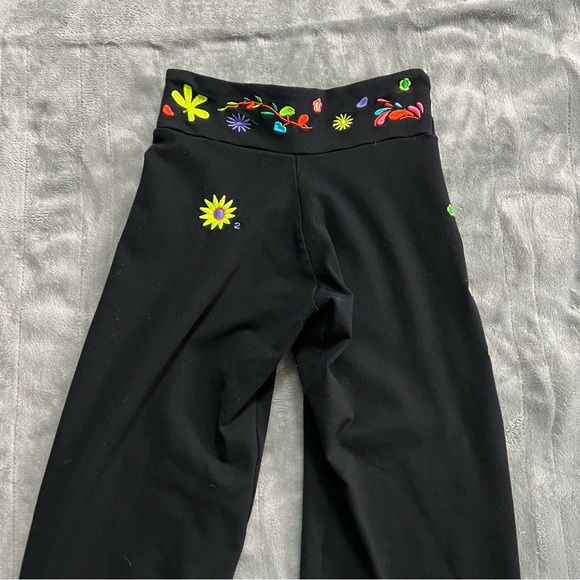Floral Embroidered Y2K Yoga Pants - Picture 3 of 11
